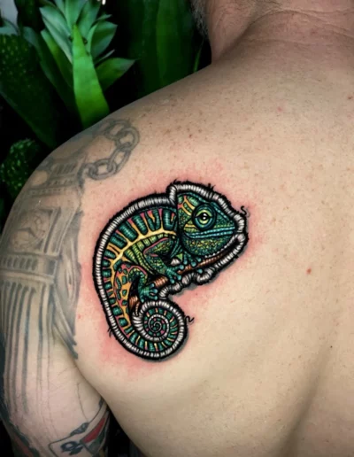 Camaleonte effetto toppa ricamata sulla spalla - Marta Gardenia, Keyo Tattoo Studio Locarno