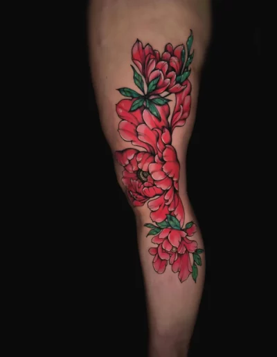 Fiori rossi sulla gamba, tatuaggio a colori - Marta Gardenia, Keyo Tattoo Studio Locarno
