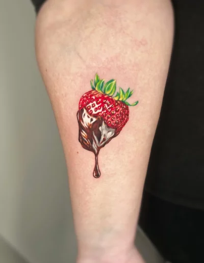 Fragola ricoperta di cioccolato, tatuaggio a colori - Marta Gardenia, Keyo Tattoo Studio Locarno
