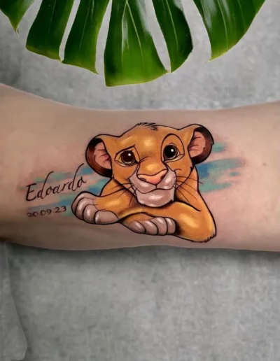 Simba con nome e data, tatuaggio a colori - Marta Gardenia, Keyo Tattoo Studio Locarno