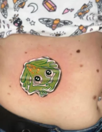 Personaggio verde effetto sticker sul fianco - Marta Gardenia, Keyo Tattoo Studio Locarno