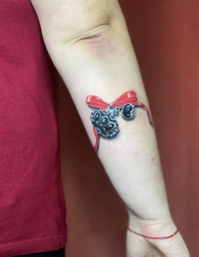 Fiocco rosso con testa di Topolino sul polso - Marta Gardenia, Keyo Tattoo Studio Locarno