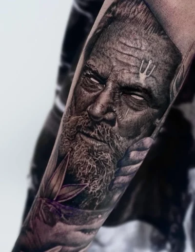 Tatuaggio realistico black and grey di un anziano sull'avambraccio - Omar Keyo, Keyo Tattoo Studio Locarno