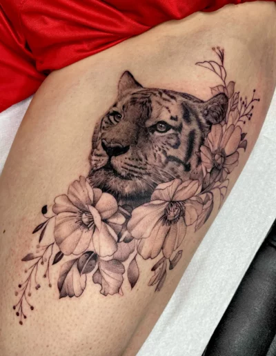 Tigre realistica con fiori tatuata sul braccio - Omar Keyo, Keyo Tattoo Studio Locarno