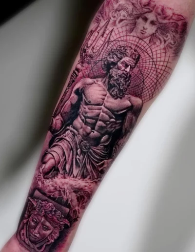 Statua di Nettuno in stile realistico, manica sul braccio - Omar Keyo, Keyo Tattoo Studio Locarno