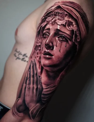 Madonna in lacrime con mani giunte, tatuaggio realistico - Omar Keyo, Keyo Tattoo Studio Locarno