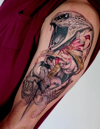 Serpente e figura classica, tatuaggio realistico sul braccio - Omar Keyo, Keyo Tattoo Studio Locarno