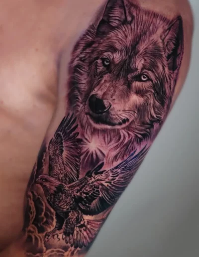 Lupo e aquila realistici sul braccio - Omar Keyo, Keyo Tattoo Studio Locarno
