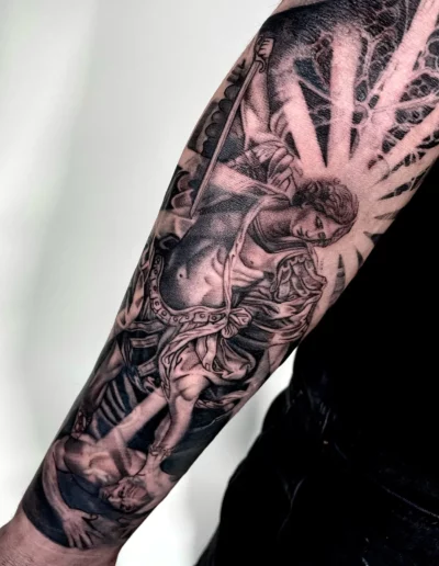 Manica realistica con figura mitologica e raggi - Omar Keyo, Keyo Tattoo Studio Locarno