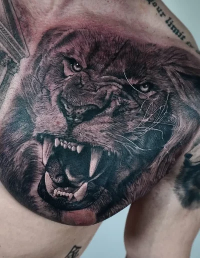 Leone ruggente realistico tatuato sul petto - Omar Keyo, Keyo Tattoo Studio Locarno