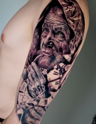 Anziano e orologio, manica black and grey - Omar Keyo, Keyo Tattoo Studio Locarno