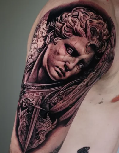 Volto classico con spada, tatuaggio realistico sulla spalla - Omar Keyo, Keyo Tattoo Studio Locarno