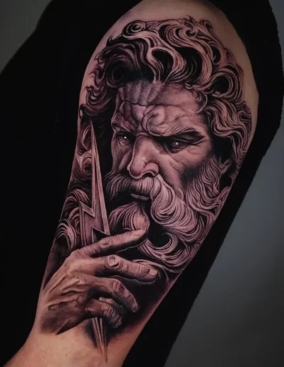 Zeus realistico tatuato sul braccio - Omar Keyo, Keyo Tattoo Studio Locarno