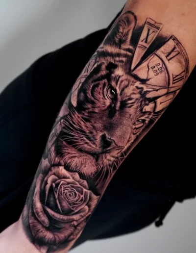 Tigre, rosa e orologio, tatuaggio realistico sull'avambraccio - Omar Keyo, Keyo Tattoo Studio Locarno