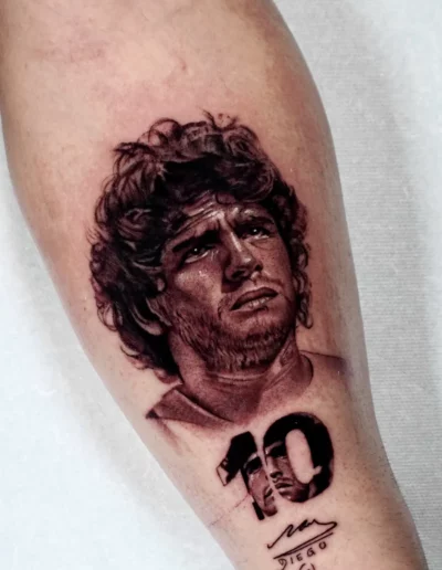 Ritratto realistico di Maradona con il numero 10 - Omar Keyo, Keyo Tattoo Studio Locarno