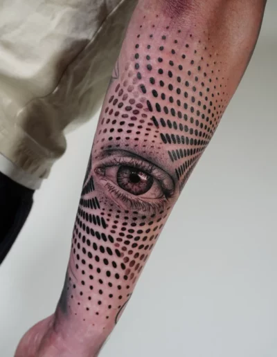 Occhio realistico con dotwork geometrico sull'avambraccio - Omar Keyo, Keyo Tattoo Studio Locarno