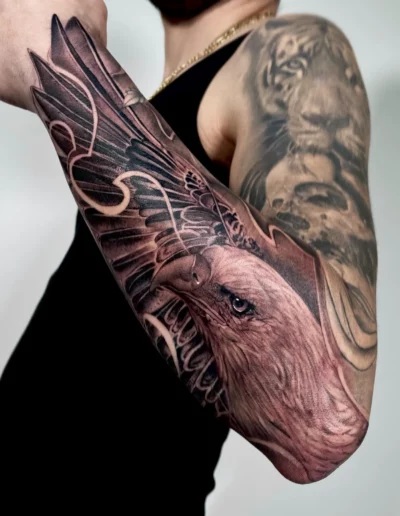 Aquila e leone realistici, manica black and grey - Omar Keyo, Keyo Tattoo Studio Locarno