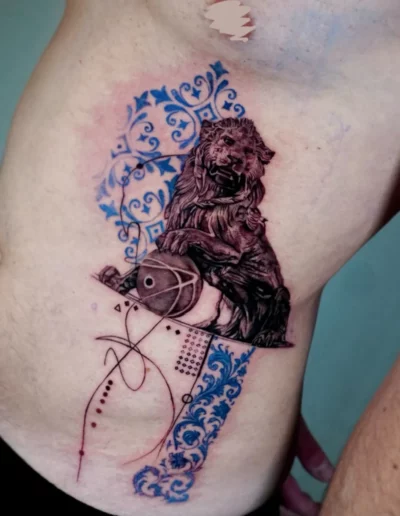 Leone guardiano con ornamenti blu sul fianco - Omar Keyo, Keyo Tattoo Studio Locarno