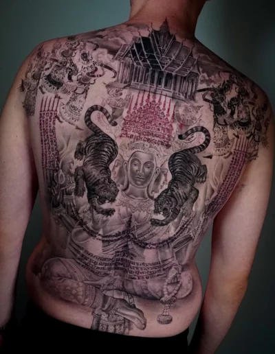 Schiena completa con tempio, tigri e figure sacre - Omar Keyo, Keyo Tattoo Studio Locarno