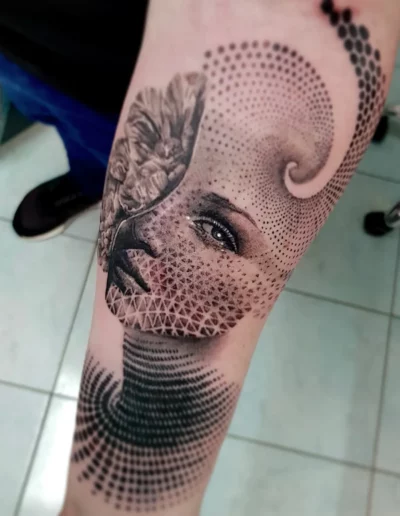 Volto femminile con dotwork e geometrie sull'avambraccio - Omar Keyo, Keyo Tattoo Studio Locarno