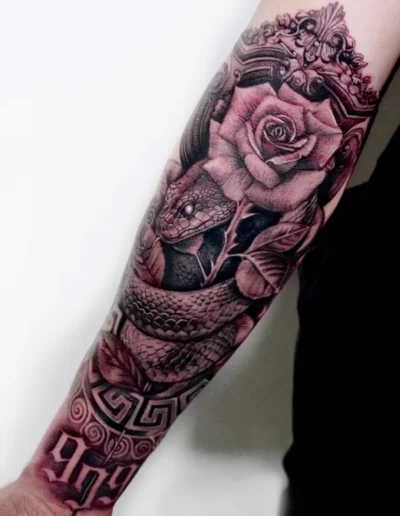 Rosa, serpente e greca, manica black and grey - Omar Keyo, Keyo Tattoo Studio Locarno