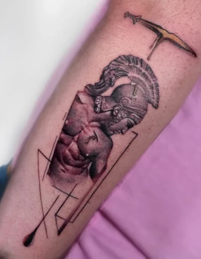 Guerriero spartano con linee geometriche sull'avambraccio - Omar Keyo, Keyo Tattoo Studio Locarno