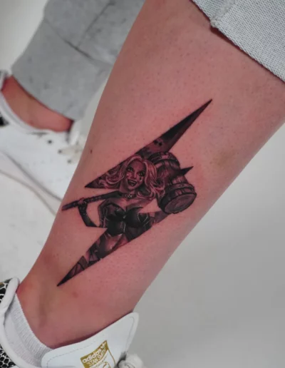 Figura dentro un fulmine, tatuaggio sul polpaccio - Omar Keyo, Keyo Tattoo Studio Locarno