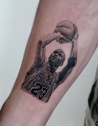 Michael Jordan al tiro, ritratto realistico sull'avambraccio - Omar Keyo, Keyo Tattoo Studio Locarno