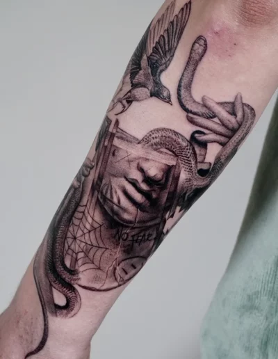 Volto classico con serpente e rondine sull'avambraccio - Omar Keyo, Keyo Tattoo Studio Locarno