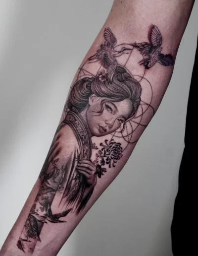 Figura femminile con colibri, tatuaggio realistico sull'avambraccio - Omar Keyo, Keyo Tattoo Studio Locarno
