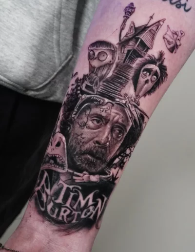 Ritratto di anziano con soggetti gotici, manica realistica - Omar Keyo, Keyo Tattoo Studio Locarno