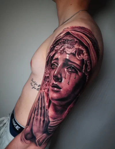 Madonna in lacrime, manica realistica sulla spalla - Omar Keyo, Keyo Tattoo Studio Locarno