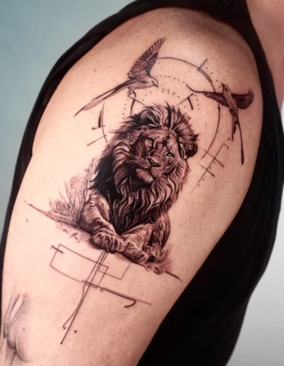 Leone con rondini e linee geometriche sulla spalla - Omar Keyo, Keyo Tattoo Studio Locarno