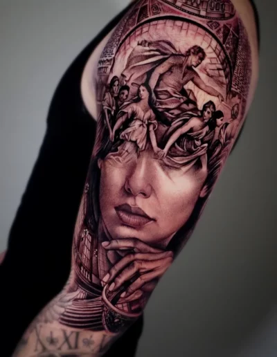 Volto femminile con mano e figure classiche, manica realistica - Omar Keyo, Keyo Tattoo Studio Locarno
