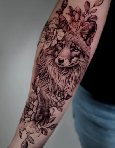 Volpe tra i fiori sull'avambraccio, black and grey - Omar Keyo, Keyo Tattoo Studio Locarno