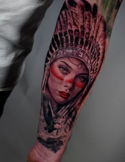 Donna con copricapo indiano, tatuaggio realistico sull'avambraccio - Omar Keyo, Keyo Tattoo Studio Locarno