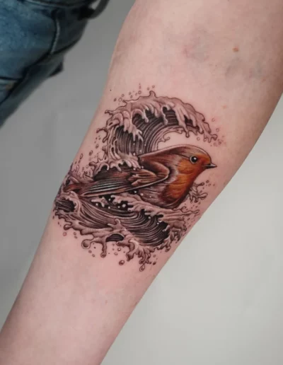 Pettirosso e onda sull'avambraccio - Omar Keyo, Keyo Tattoo Studio Locarno