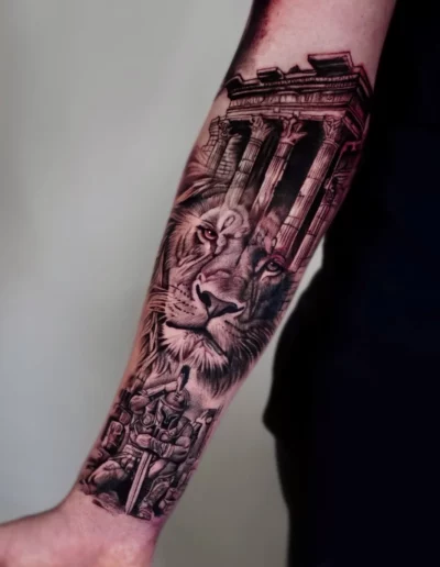 Leone e colonne classiche, tatuaggio realistico sull'avambraccio - Omar Keyo, Keyo Tattoo Studio Locarno