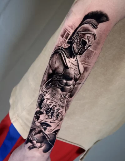 Guerriero spartano, manica realistica black and grey - Omar Keyo, Keyo Tattoo Studio Locarno