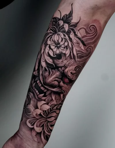 Leone e fiori, manica black and grey sull'avambraccio - Omar Keyo, Keyo Tattoo Studio Locarno