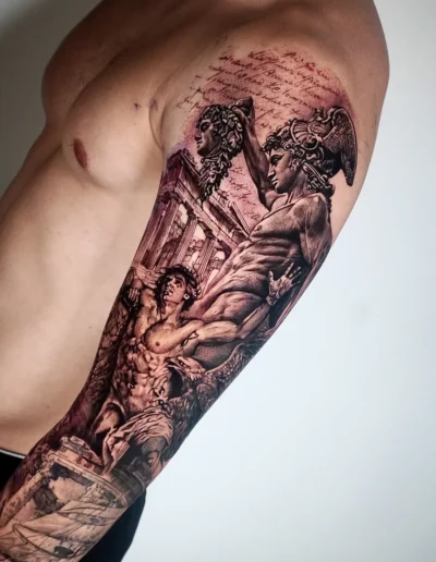 Figure classiche su spalla e braccio, realismo black and grey - Omar Keyo, Keyo Tattoo Studio Locarno