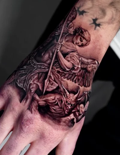 Figura sacra e teschio sulla mano, tatuaggio realistico - Omar Keyo, Keyo Tattoo Studio Locarno